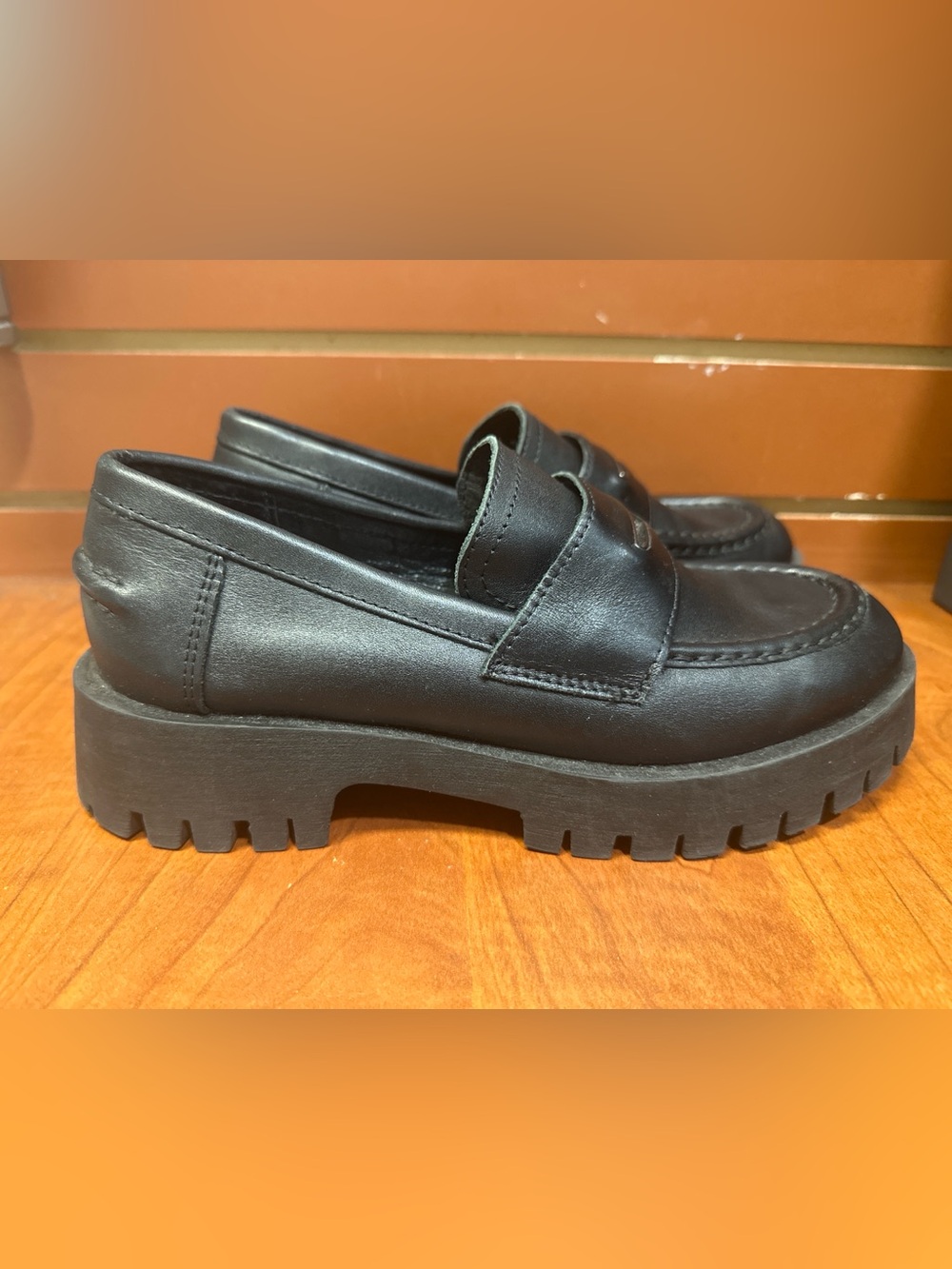 Steve Madden Lawrence Black Leather Chunky Lug Sole Loafers Size 8M - Picture 3 of 5